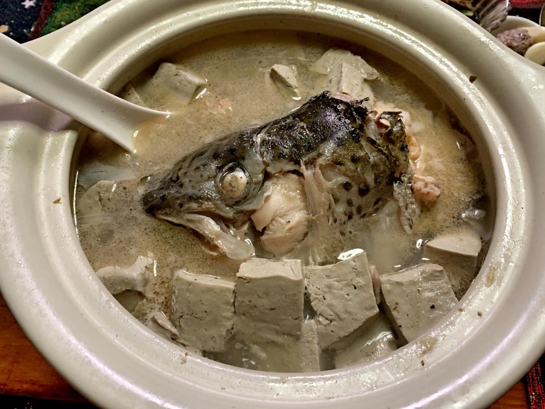 三文鱼头炖豆腐