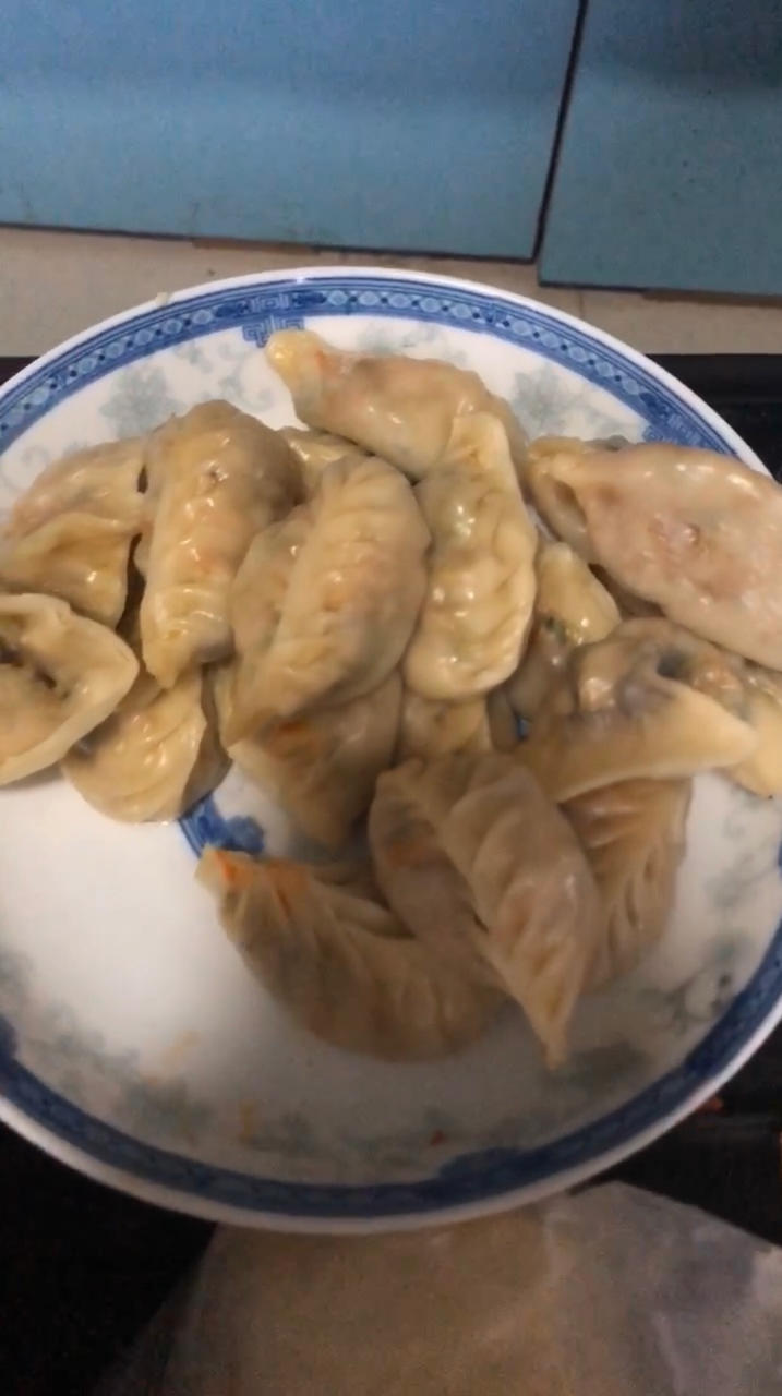 素馅饺子🥟虾米茭瓜（西葫芦）木耳胡萝卜🥕鸡蛋🥚