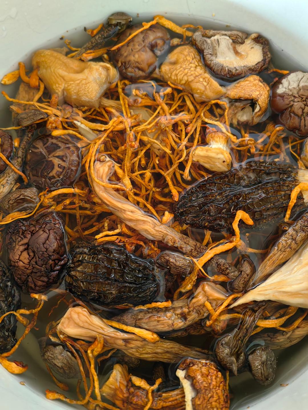 菌菇红枣乌鸡汤