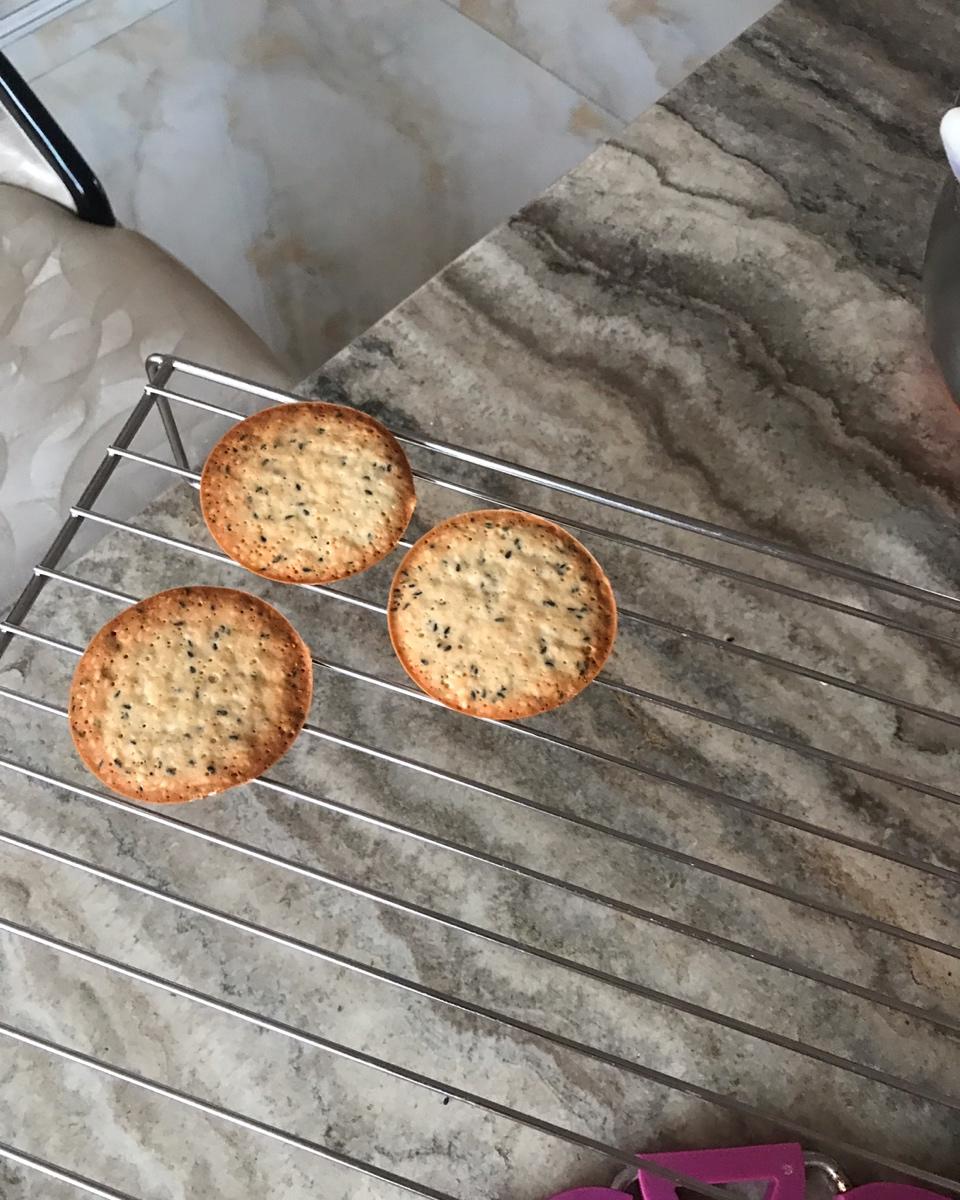 越吃越想吃——黑白芝麻薄脆