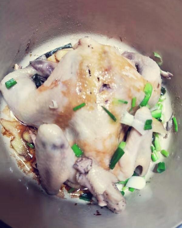 无水葱油童子鸡一一转自微博菜谱（Le Creuset铸铁炖锅）