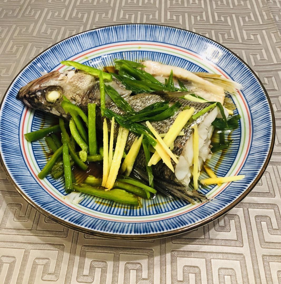 考究的清蒸鲈鱼