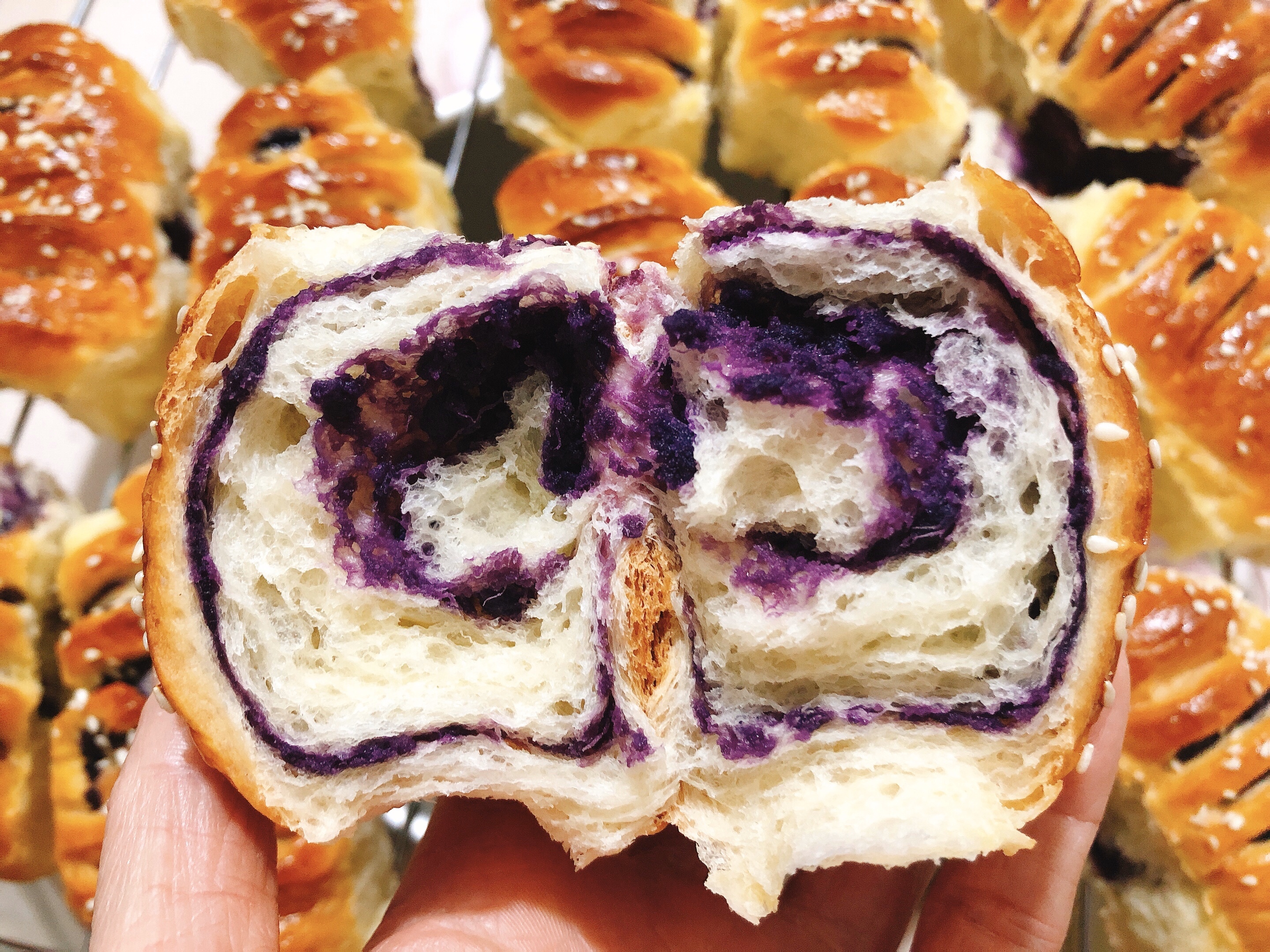 美味与颜值并存的紫薯面包卷（附带紫薯泥做法）的做法