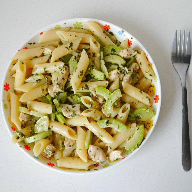 鸡肉奶油青酱笔尖面的做法