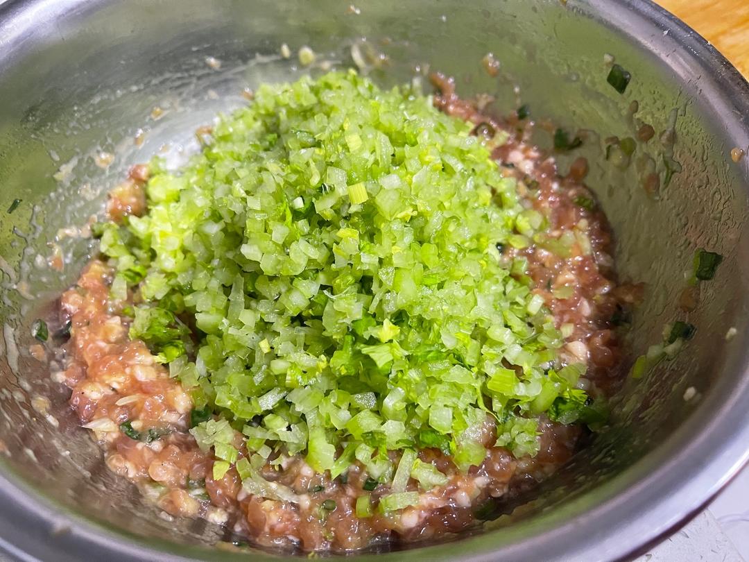 芹菜猪肉馅饺子•小馄饨的做法 步骤3