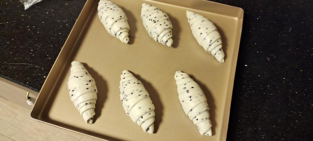 咸香黑芝麻盐面包