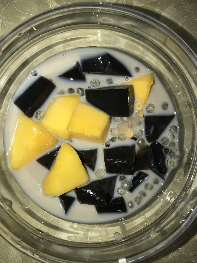 芒果🥭椰汁🥥仙草西米露的做法