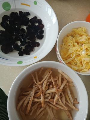 简单的木耳黄花菜炒鸡蛋的做法 步骤1