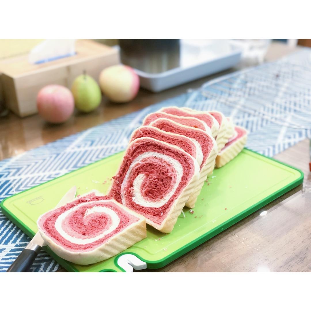 少女心粉嫩漩涡吐司