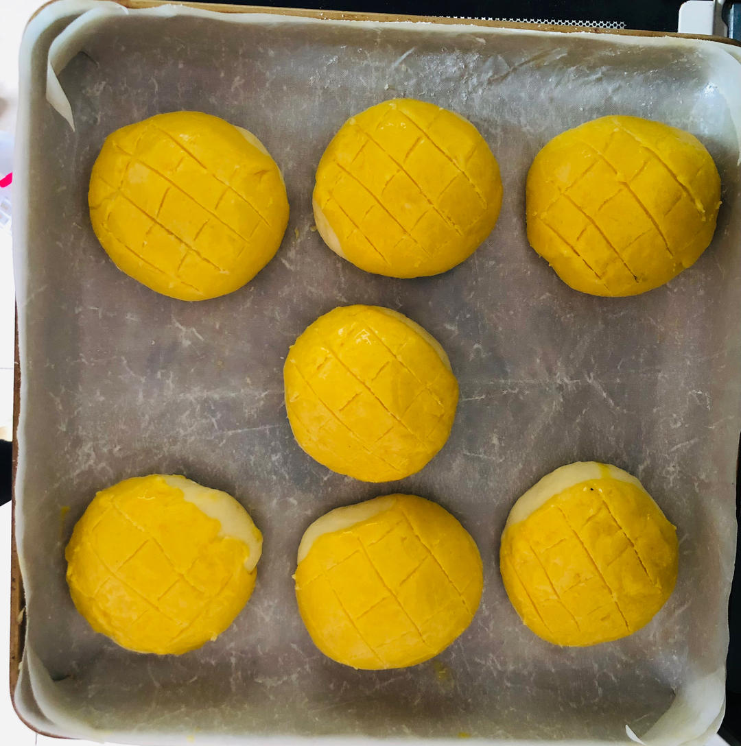 好吃到炸裂的港式菠萝包（附带制作酥皮的小视频）