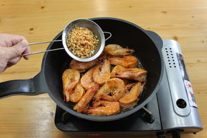 家常小菜--开背蒜香虾的做法 步骤6