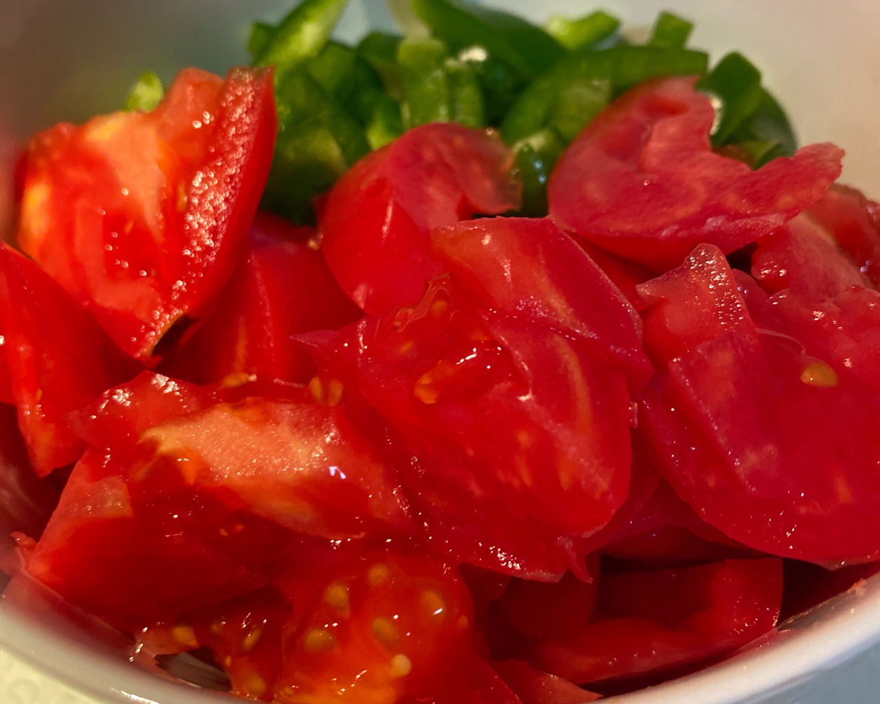 茄子炒青椒西红柿的做法 步骤3