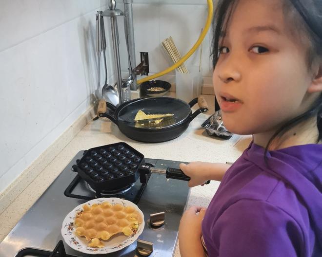 11岁女孩自制鸡蛋仔的做法