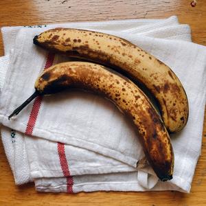 『无糖无面粉』香蕉燕麦煎饼🥞 随心所欲大法好的做法 步骤1