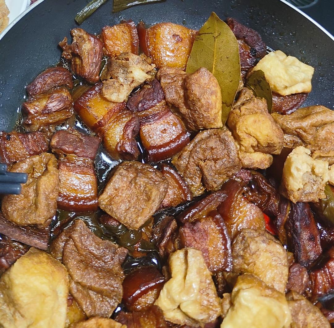 红烧肉炖鹌鹑蛋