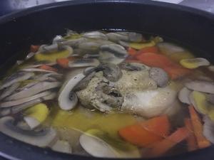 蘑菇萝卜炖鸡汤的做法 步骤7