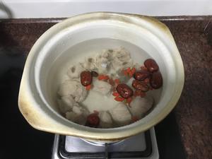 红枣茶树菇汤的做法 步骤3