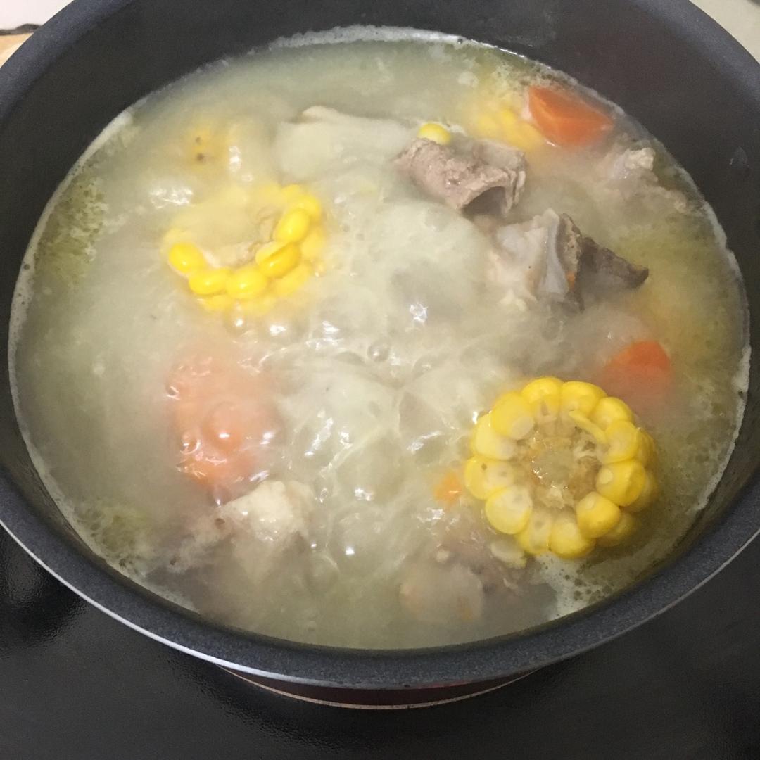 玉米胡萝卜猪骨汤--健脾祛湿