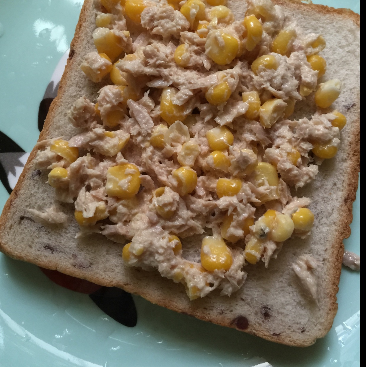 金枪鱼玉米沙拉夹面包的做法