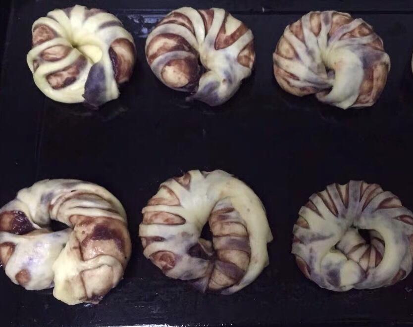 豆沙面包（纯手工版、没有厨师机也能做出很好吃滴面包，顺便教大家三种面包花型做法）