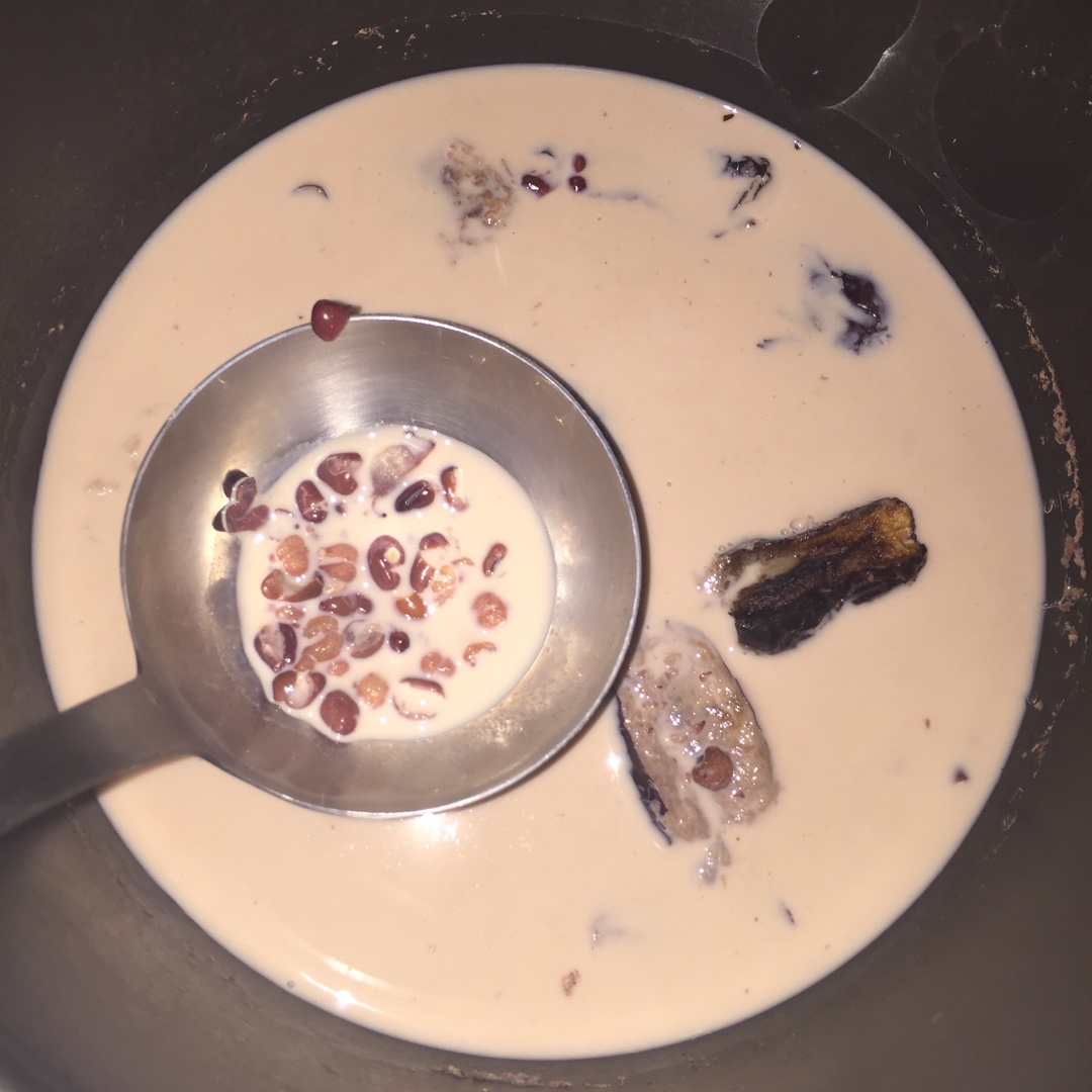 红枣红豆薏仁牛奶粥