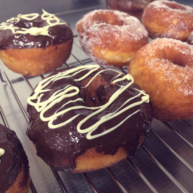 🍩超快手一小时低糖无需烤箱的甜甜圈（详细视频）