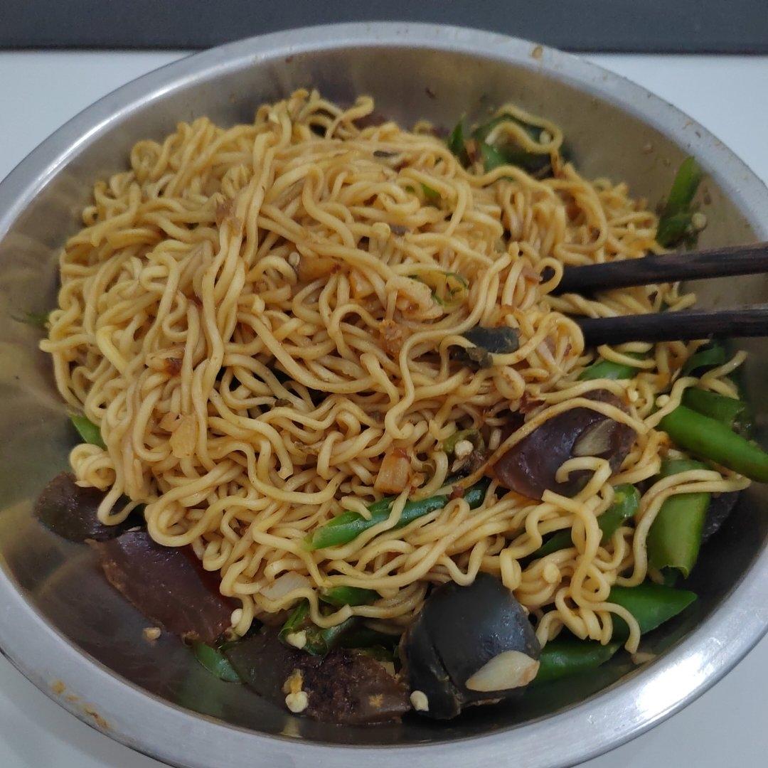 吃了不后悔：青椒皮蛋拌面！