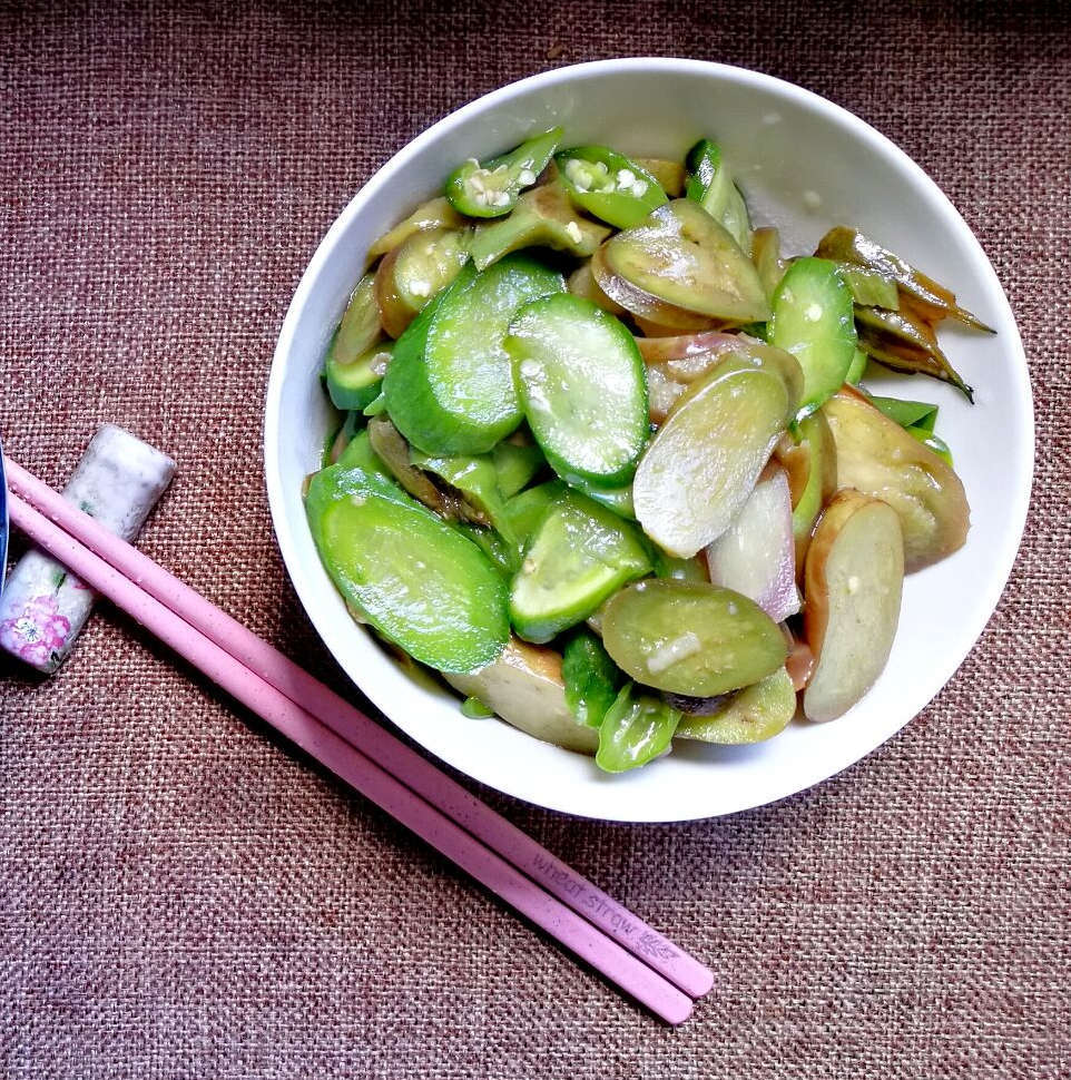 辣炒茄子黄瓜和田园大合唱~大夏天吃点清爽清利的·圆满素食的做法