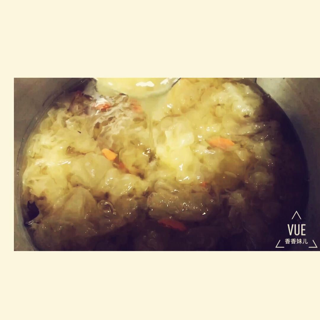 桃胶红枣银耳羹