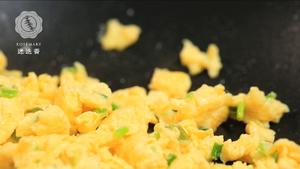 懒人最爱的蛋炒饭，加点萝卜干让你发现新大陆！的做法 步骤2