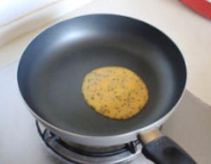 懒人不用出家门买食材就能做的美味零食—芝麻鸡蛋卷的做法 步骤5