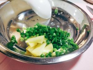 宿舍一人食之虾仁炖豆腐的做法 步骤2