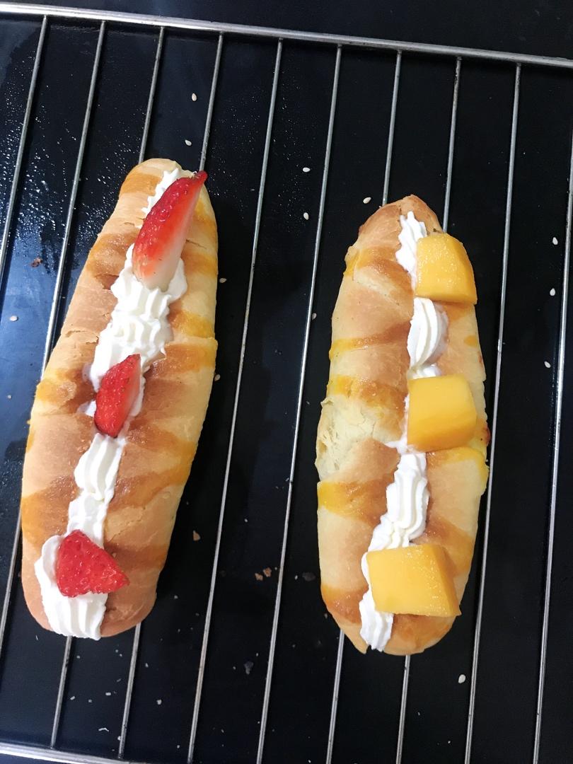 果1215做的草莓奶露维也纳毛毛虫面包