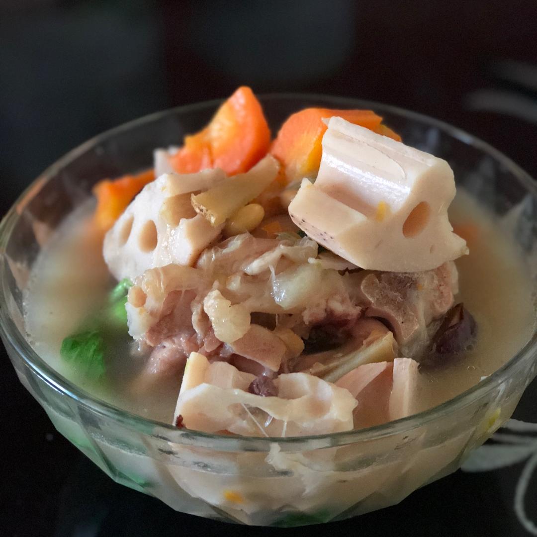 莲藕黄豆猪脚汤