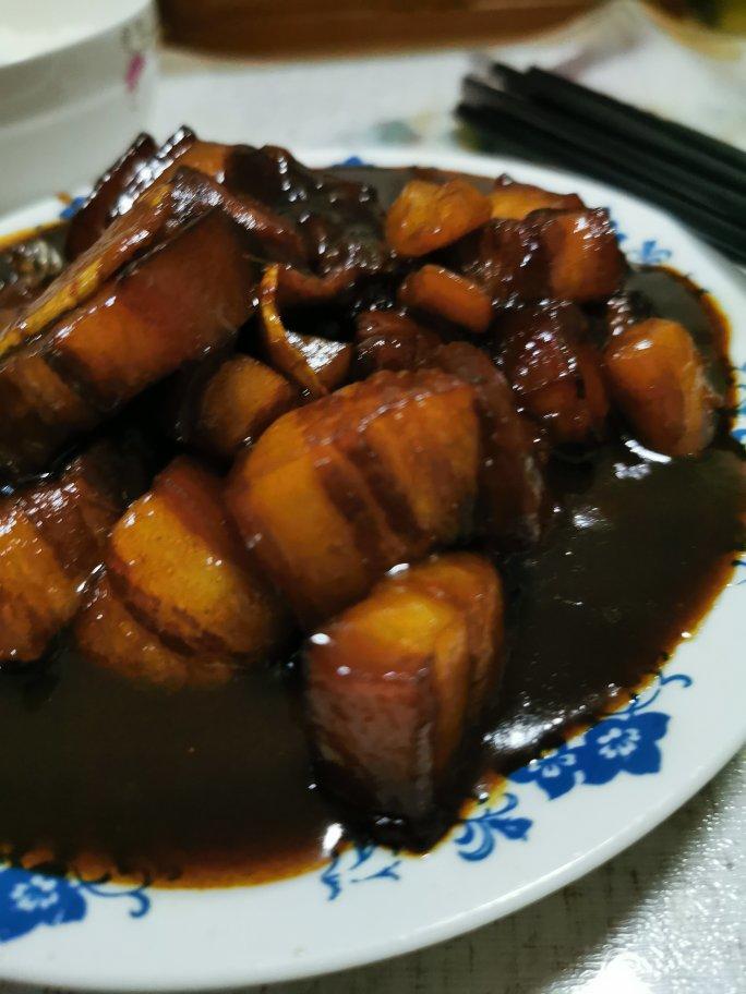 加了鹌鹑蛋后，这盘红烧肉，美味的逆天啦——鹌鹑蛋烧肉（孔瑶食谱）