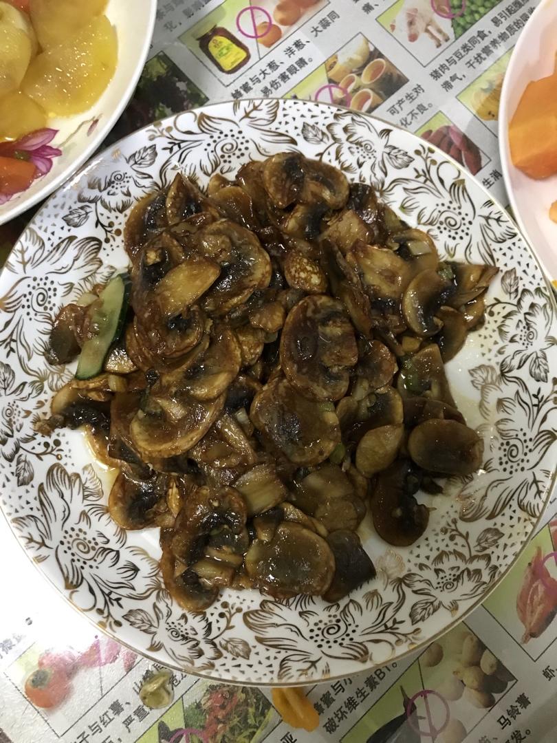不放味精、盐，有点蒜香味的蚝油口蘑