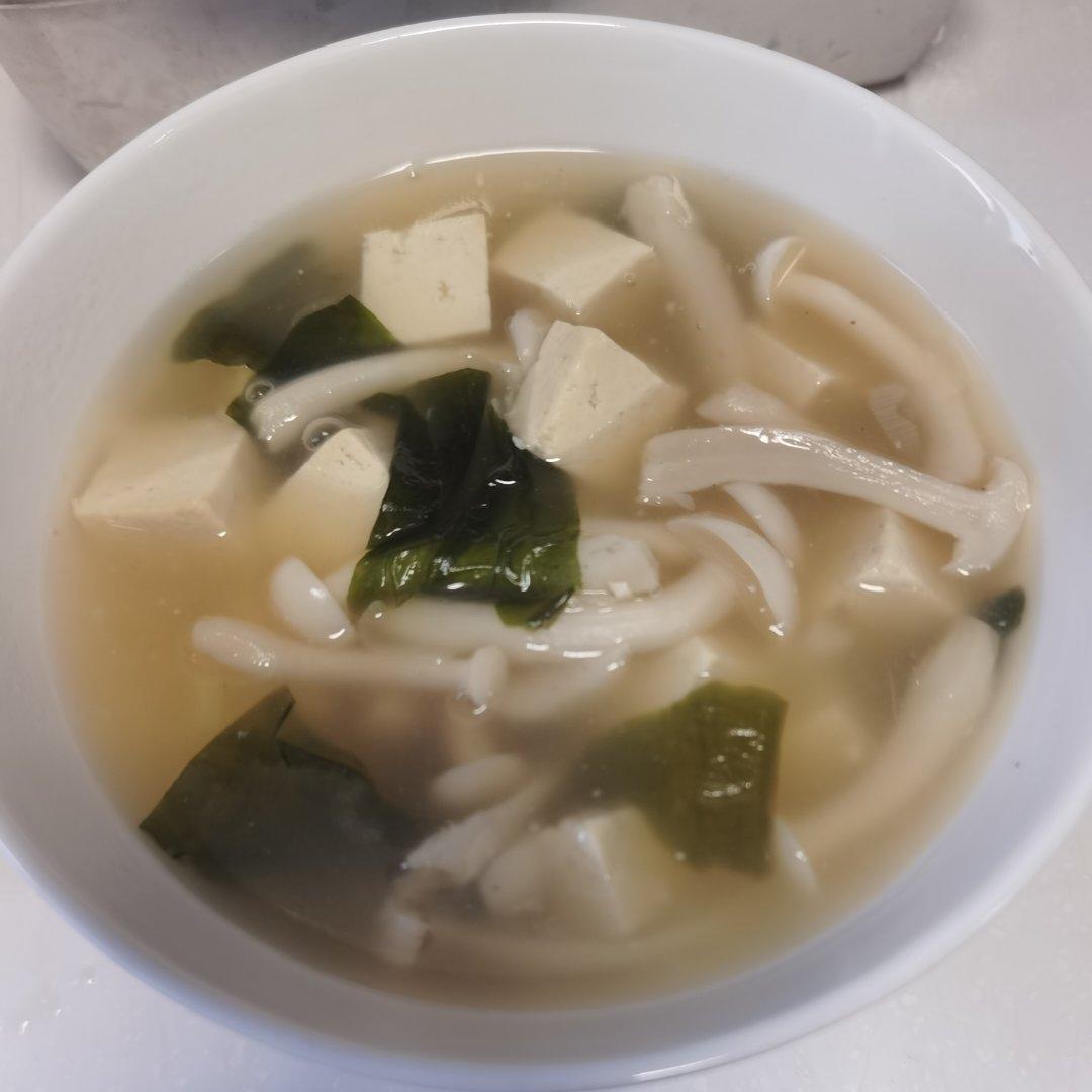 白玉菇鲜虾豆腐汤（咸蛋黄增鲜）