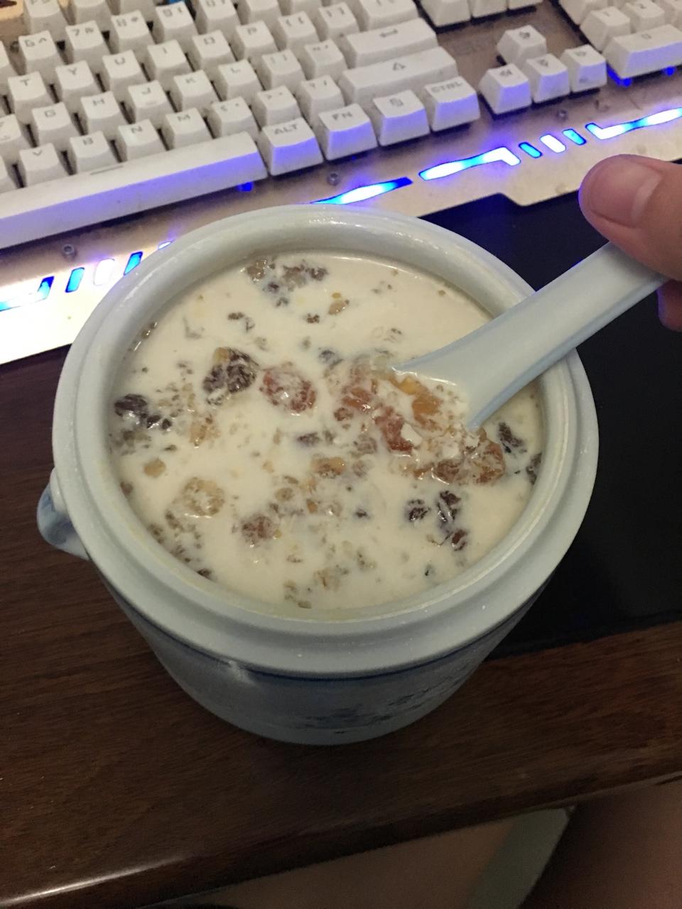 桃胶炖牛奶