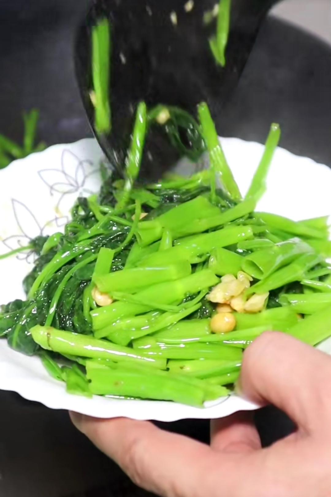 豆瓣酱炒通心菜