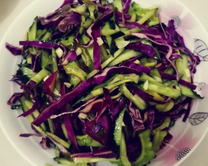 凉拌黄瓜苦瓜紫甘蓝