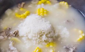 竹荪玉米排骨汤饭的做法 步骤10