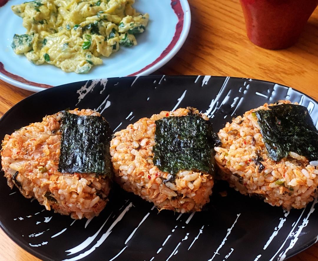 辣白菜金枪鱼饭团
