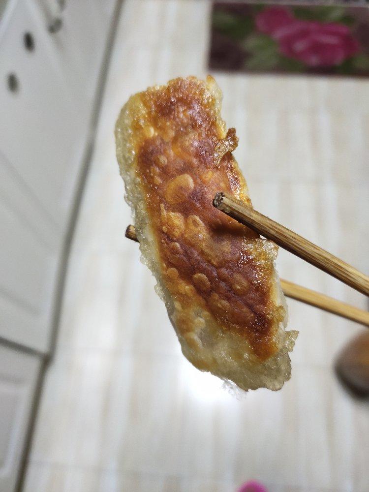 一种食材两种吃法之一— 饺子皮的两种吃法（面片汤和锅贴）