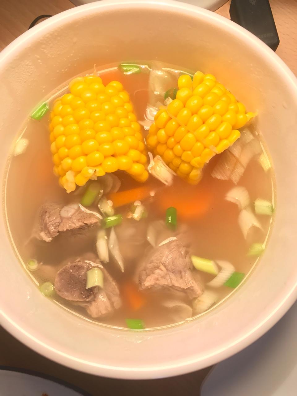 胡萝卜玉米排骨汤