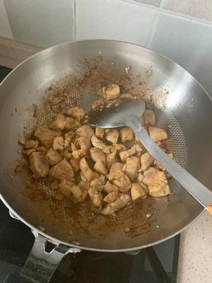 泡椒鹿茸菇鸡块的做法 步骤3