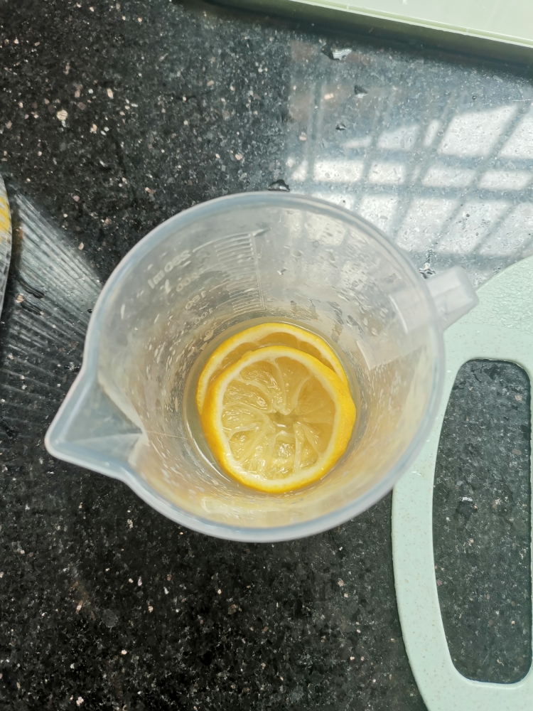 美白柠檬水的做法 步骤3