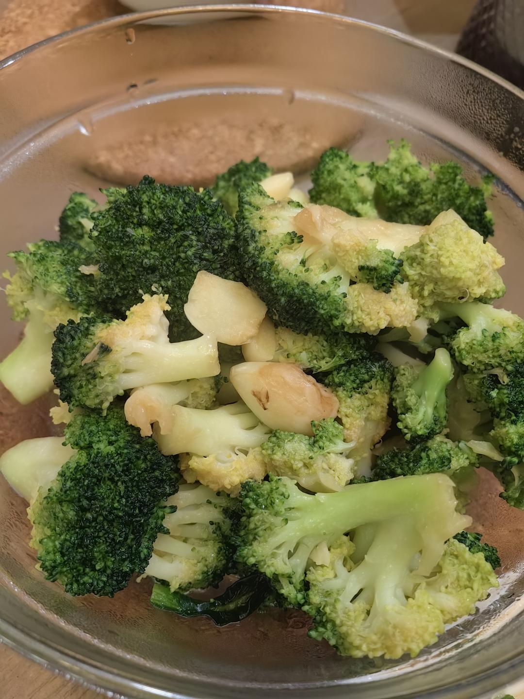 好吃到爆的耗油蒜蓉西兰花(从不修图，喜欢请关注)