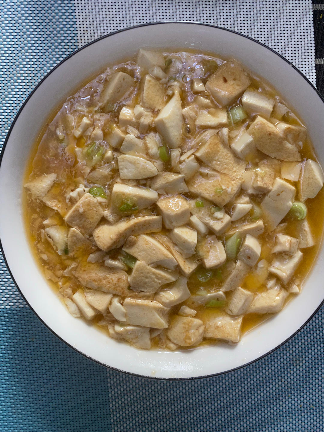 不放肉也超下饭的葱焖豆腐