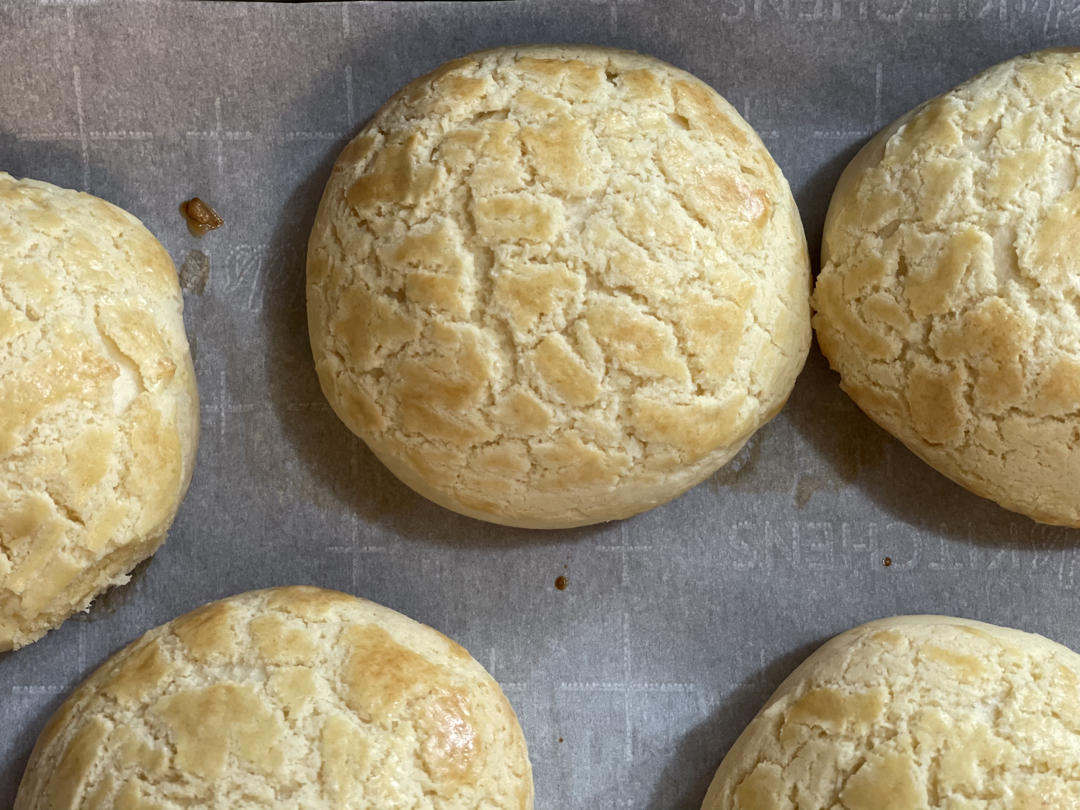 做100款面包の12：在家开茶餐厅!港式菠萝包 –不划格子自然裂开的香酥脆皮！菠萝油/酥皮包