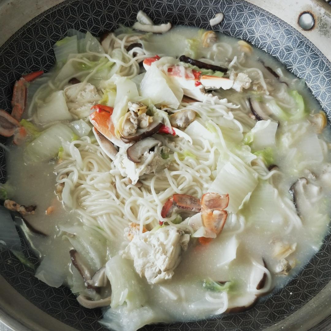 螃蟹白菜煮面条